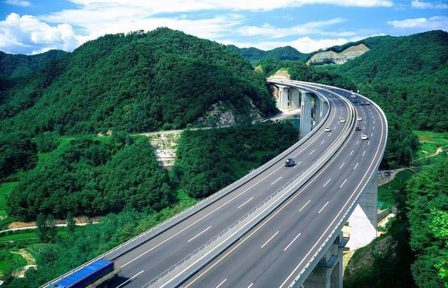 高速公(gōng)路兩側為(wèi)什麽要種植綠化樹?